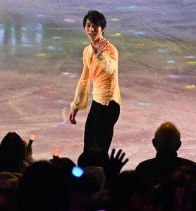 3月7日、アイスショーのフィナーレで大勢のファンの歓声に応える羽生結弦さん