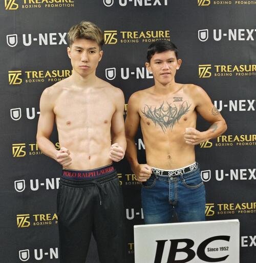 計量クリアした日本スーパーバンタム級5位の福井勝也(左)。右は対戦相手のジュニバート･バンタイ
