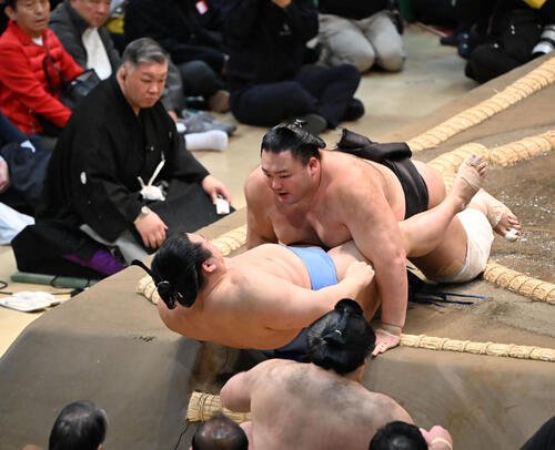 10日、翔猿(手前)は朝乃山に勇み足があり勝ちとなる(撮影･和賀正仁)