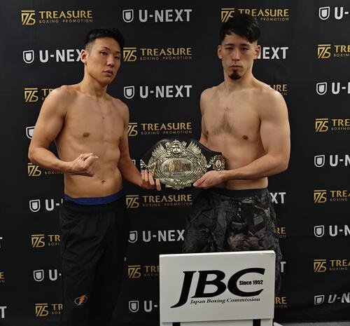 日本ミドル級王座決定戦の前日計量をパスした同級1位竹迫司登(左)と同級3位酒井幹生