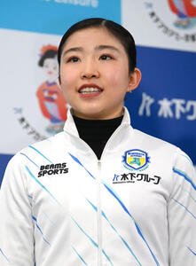 報道陣の質問に答える千葉百音(撮影･石井愛子)