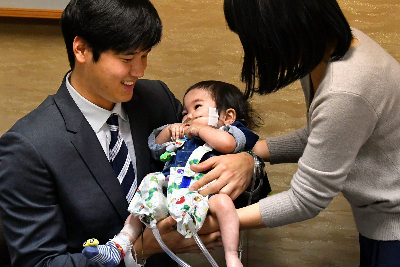 2019年1月に川崎翔平ちゃん(中央)を見舞った大谷翔平(左)