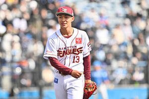 楽天対日本ハム　3回表日本ハム2死一塁、五十幡を空振り三振に仕留めた藤原(撮影･滝沢徹郎)