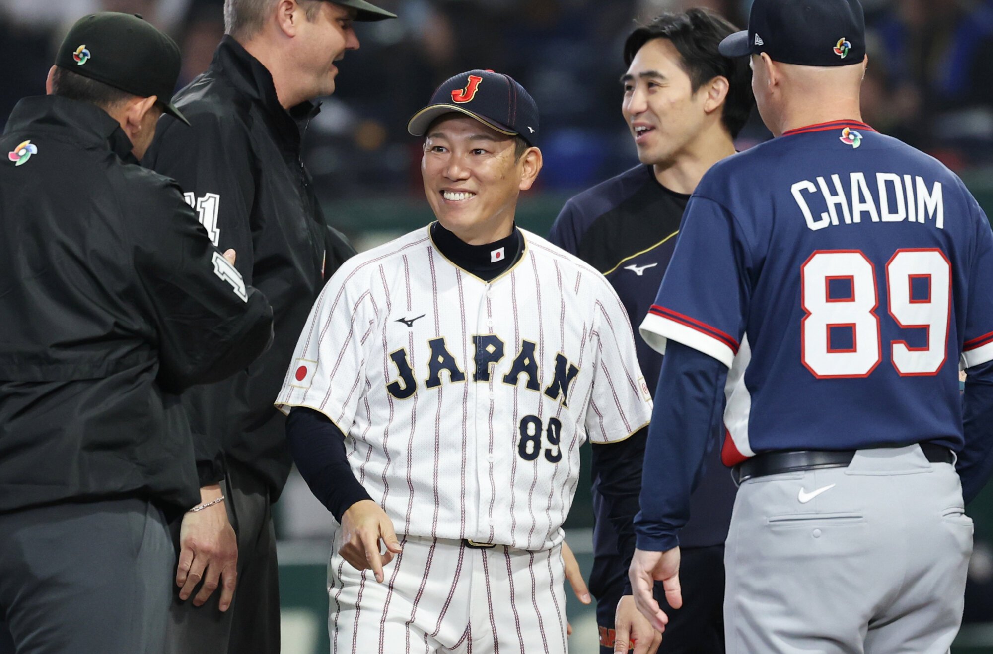 侍ジャパンの井端弘和監督(中央)