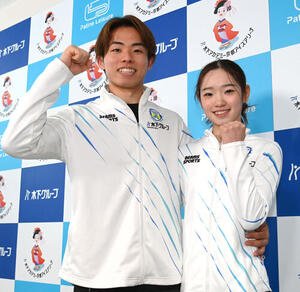 記念撮影をする森口澄士(左)、長岡柚奈(撮影･石井愛子)