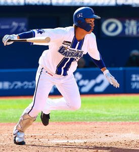 DeNA対広島　4回裏DeNA2死一塁、右適時三塁打を放つ浜(撮影･野上伸悟)