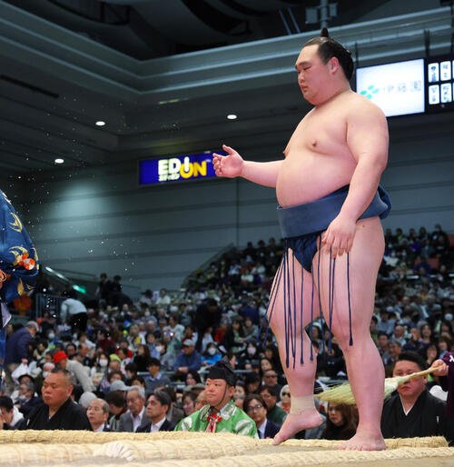 塩をまく白熊(撮影･上山淳一)