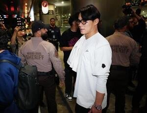 マイアミ国際空港に到着しバスに乗り込む山本(撮影･垰建太)