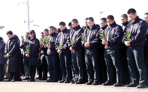 黙とうする仙台育英野球部(撮影･木村有優)