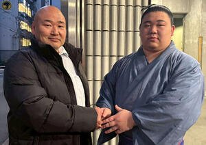 2日連続で金星を挙げた藤ノ川(右)と、父の甲山親方(元幕内大碇)