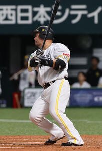 ソフトバンク対巨人　2回裏ソフトバンク2死一、二塁、山川は右中間に3点本塁打を放つ(撮影･梅根麻紀)