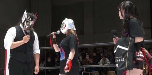 デスペラード(左)をめぐるスターライト･キッドと伊藤麻希(右)の三角関係が勃発！？(スターダムワールド公式Xから)