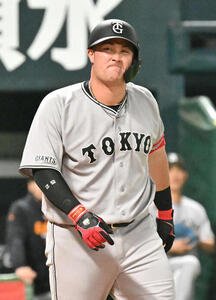 ソフトバンク対巨人　2回表巨人無死一、三塁、死球を受け顔をゆがめるリチャード(撮影･林敢治)