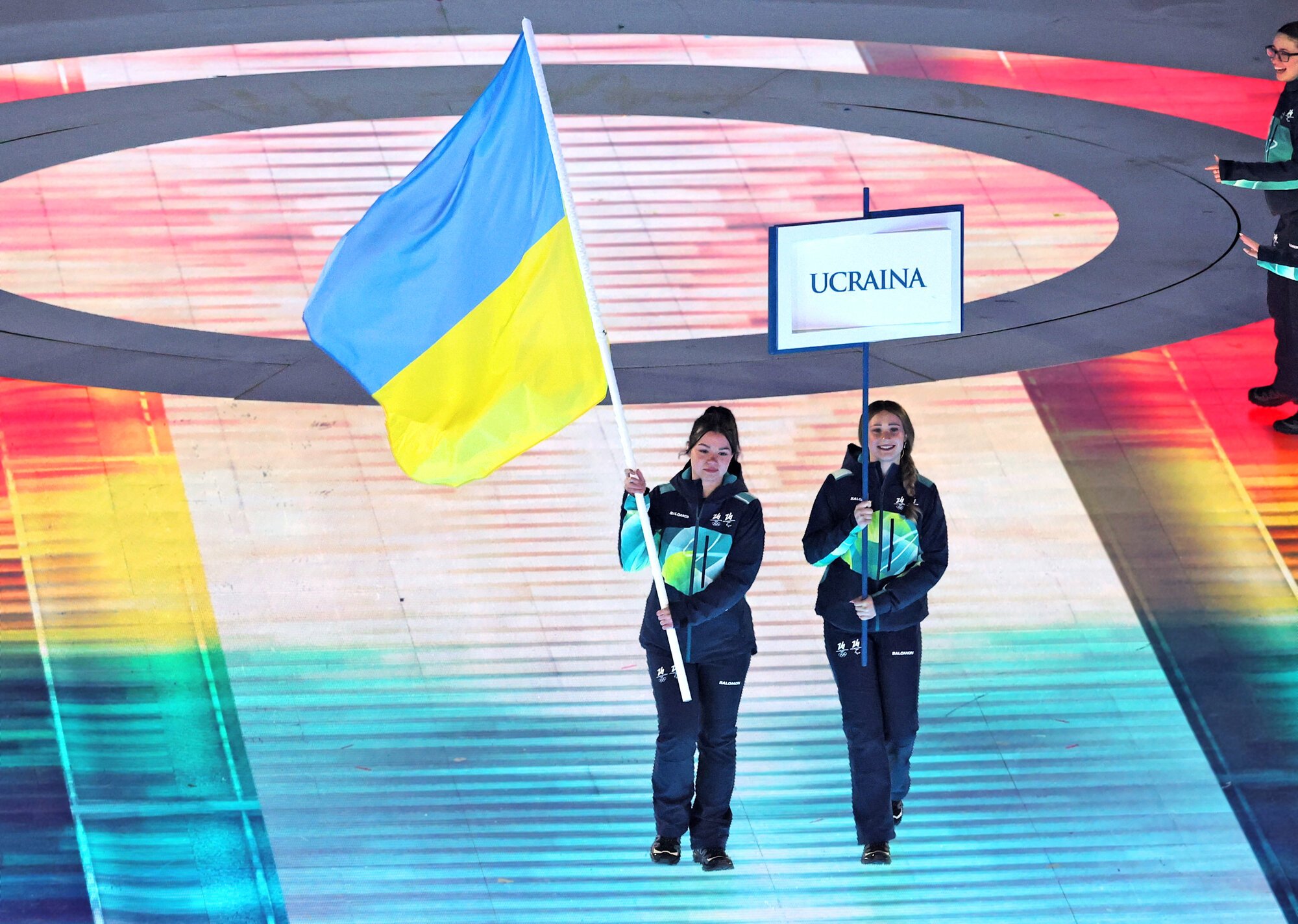 ミラノ･コルティナ･パラリンピック開会式で、ウクライナは参加をボイコットし、ボランティアが持つ国旗だけが入場した=2026年3月6日午後8時39分、イタリア･ベローナ、吉田耕一郎撮影