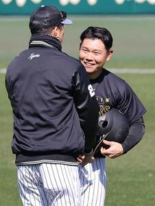 支配下登録された嶋村麟士朗(右)は藤川球児監督に笑顔を見せながら握手を交わす(撮影･上田博志)