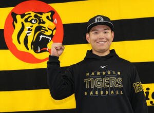 支配下登録が決まり笑顔でガッツポーズする阪神嶋村(撮影･西尾就之)