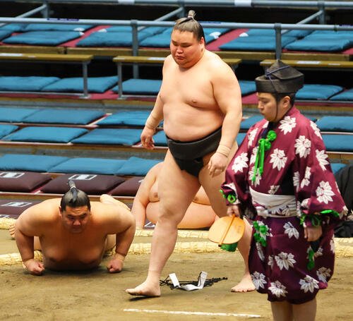 旭富士(手前)は許田を上手投げで破る(撮影･上山淳一)