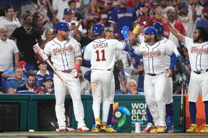 3回、ベネズエラ･アラエスの二塁打で得点、チームメイトと喜ぶガルシア(11)(AP)