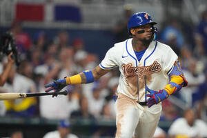 7回アウトになるボールを見つめる、ベネズエラのアクーニャ(AP)