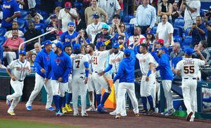 ベネズエラ対ドミニカ共和国　3回裏ベネズエラ無死二塁、ガルシアの適時二塁打に盛り上がるナイン(撮影･垰建太)