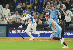 25年10月、地区シリーズ･ドジャース対フィリーズで一ゴロに倒れる大谷。投手スアレス