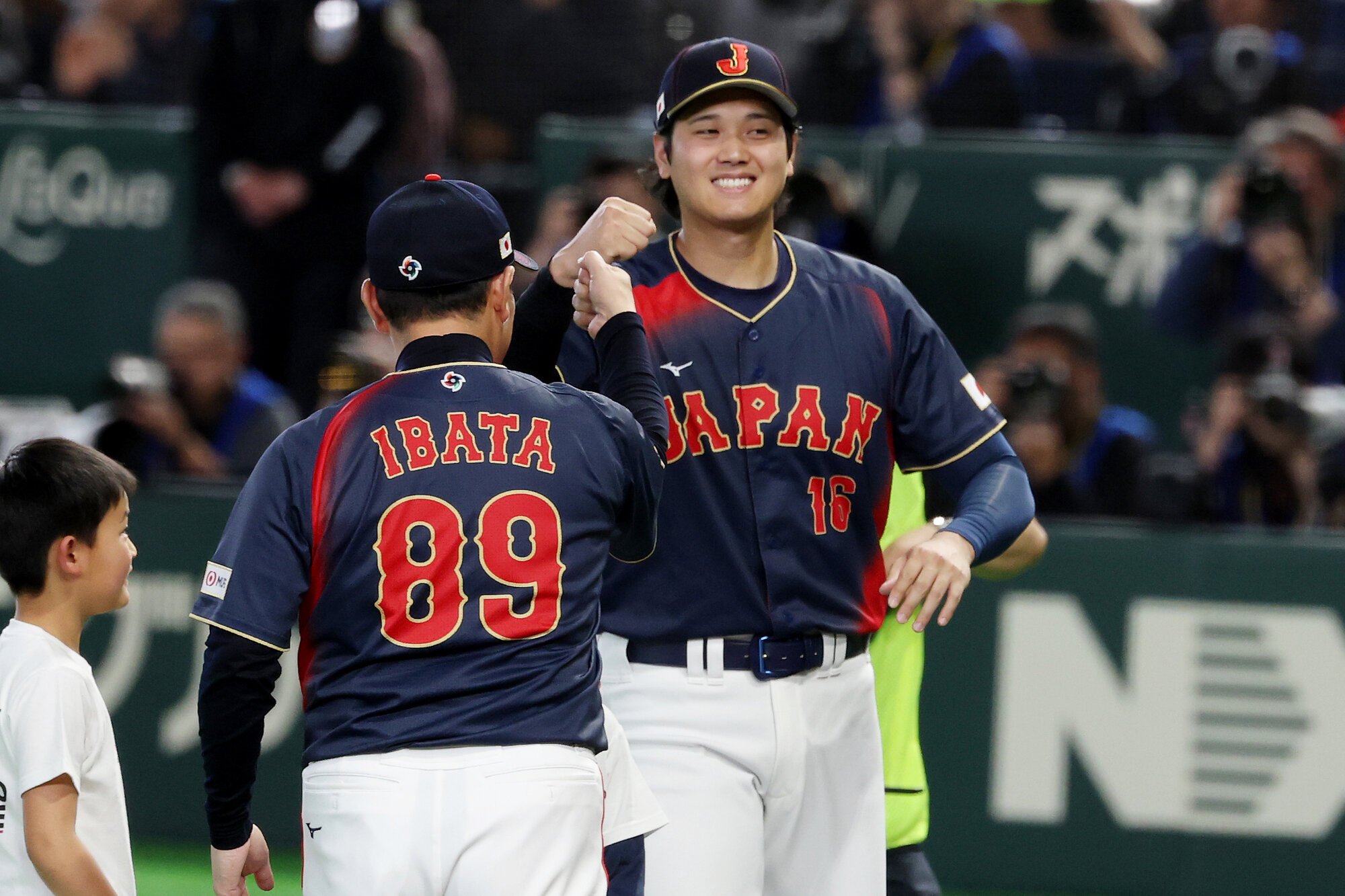 6日の台湾戦の試合前、選手紹介で井端弘和監督とグータッチする大谷翔平(右)=金居達朗撮影