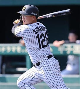阪神対オリックス春季教育リーグ　1回裏阪神2死二塁、嶋村は左前適時打を放つ(撮影･上田博志)