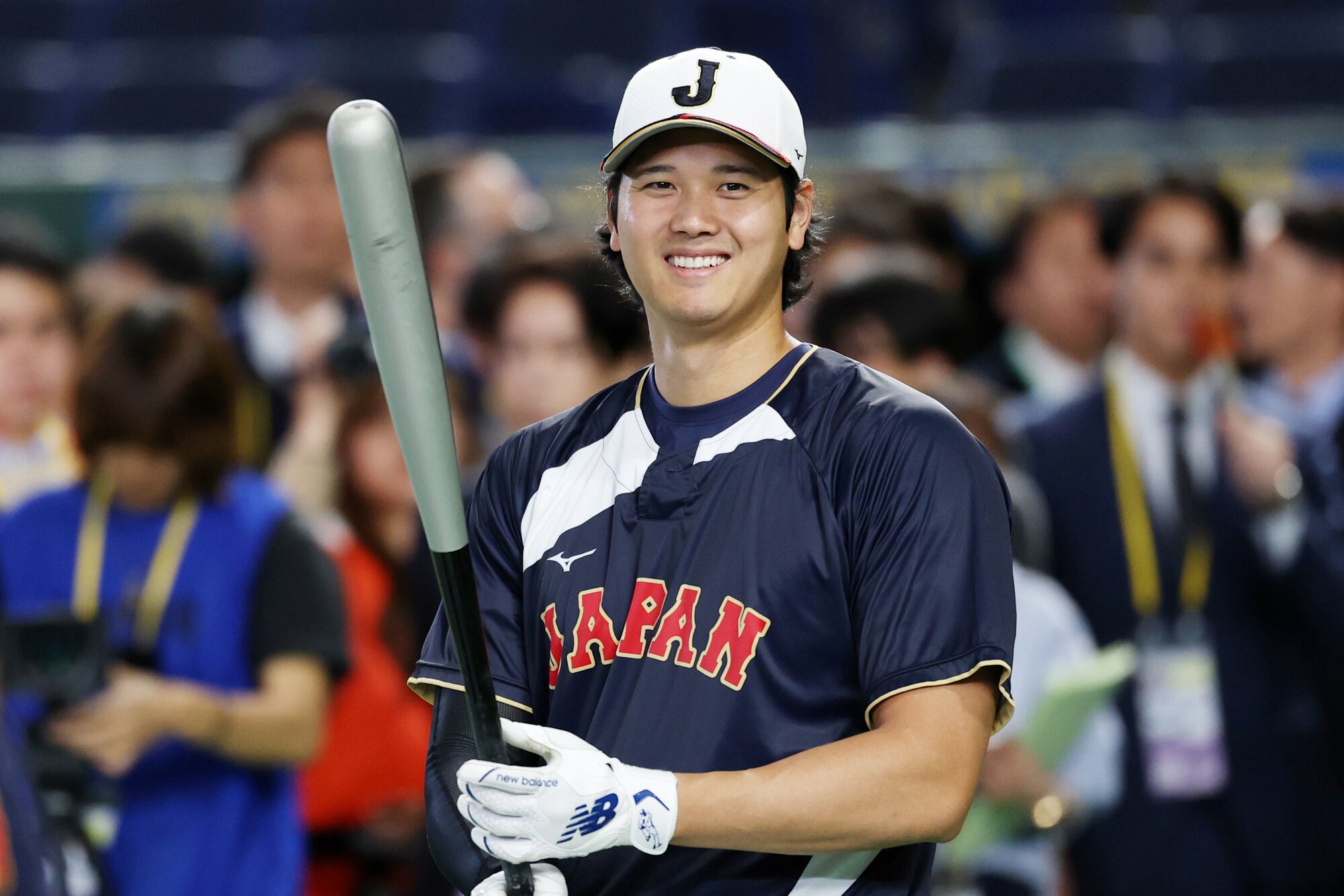 試合前、練習中に笑顔を見せる大谷翔平＝金居達朗撮影