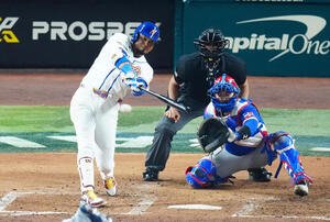 ベネズエラ対ドミニカ共和国　3回裏ベネズエラ無死二塁、適時打を放つアラエス(撮影･垰建太)