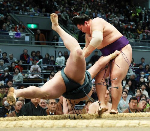 一山本(右)は王鵬を押し出しで破る(撮影･上山淳一)