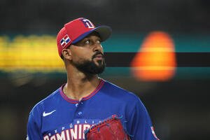 1回四球を出すドミニカ共和国の先発投手サンディ･アルカンタラ(AP)