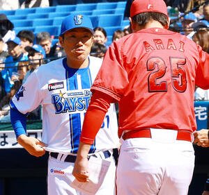 DeNA対広島　メンバー表の最終確認を行うDeNA相川監督(撮影･野上伸悟)