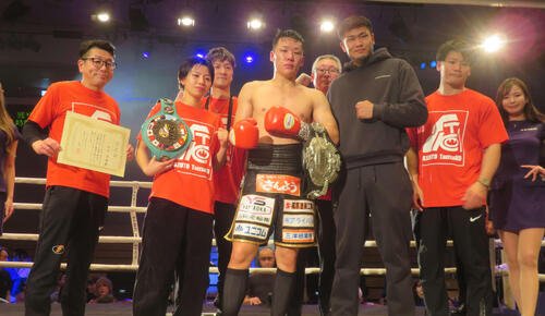 日本ミドル級王座への返り咲きに成功した竹迫司登(前列中央)