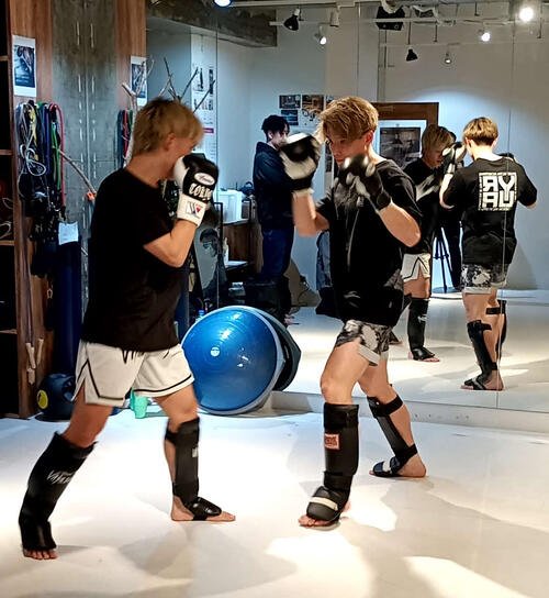 ｢RISEエルドラド2026｣に参戦する元K－1フェザー級王者の寺田匠(左)とマススパーを行ったYURA