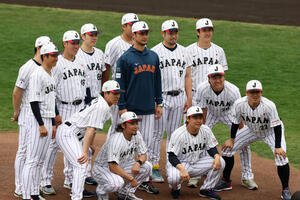 2月24日、強化合宿を終えアドバイザーのダルビッシュ(中央)と記念写真に納まる投手陣