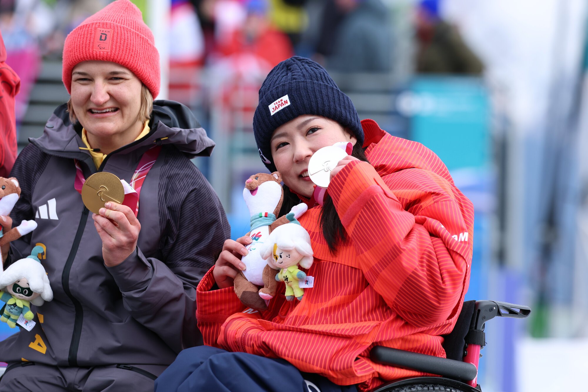 アルペン女子大回転座位で銀メダルを獲得した村岡桃佳(右)と、金メダルのアナレナ･フォルスター(ドイツ)=井手さゆり撮影