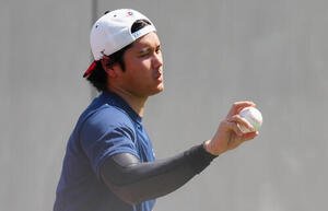 練習中、ボールを見つめる大谷(26年3月11日撮影)