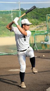 打撃練習する沖縄尚学の選手