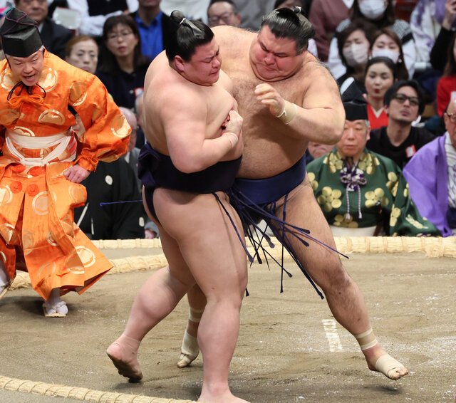 高安(右)は寄り切りで義ノ富士を破る＝高野良輔撮影