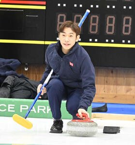 ファーストストーンを投じる織田信成さん(撮影･飯岡大暉)