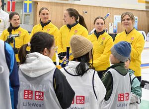 子どもたちの質問に答えるアンナ･ハッセルボリ(左)ら女子カーリングスウェーデン代表(撮影･飯岡大暉)