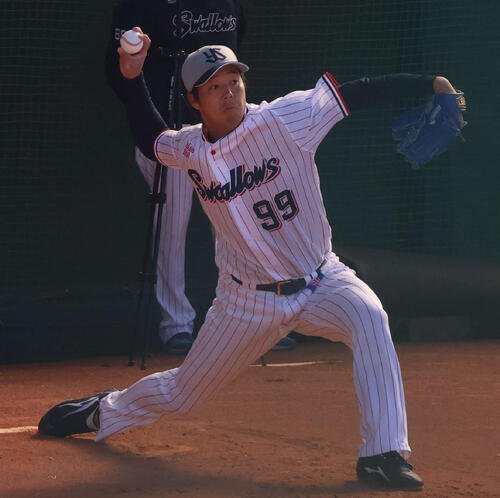 8日にブルペンで投球するヤクルト青柳