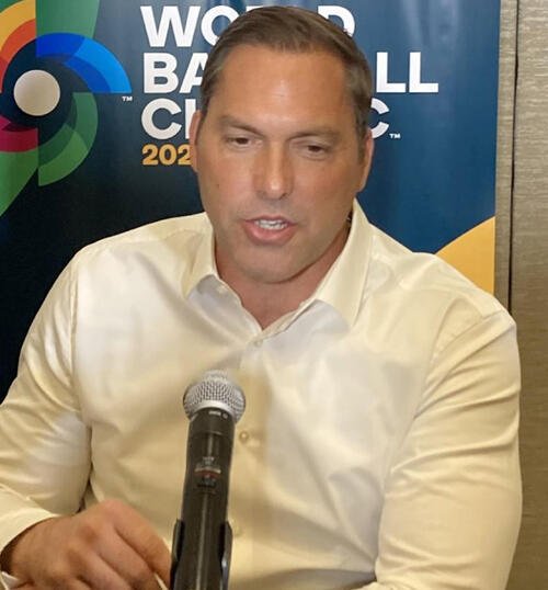 米国代表マーク･デローサ監督＝2022年12月