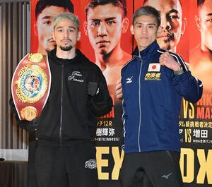 U－NEXT BOXING.5の記者会見を終え、ポーズをとる飯村(右)とオラスクアガ(撮影･千葉一成)