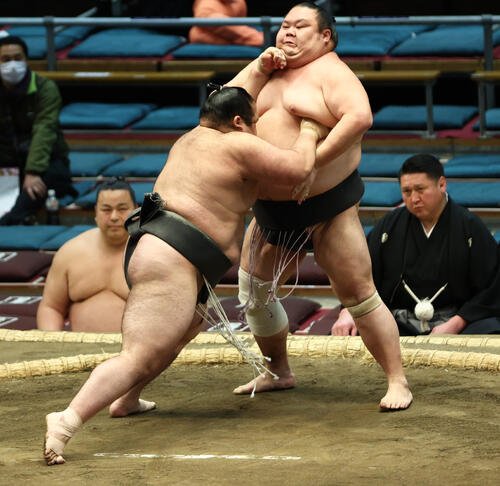 生田目(左)は千代丸を押し出しで破る(撮影･上山淳一)