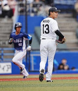 ロッテ対西武　3回表西武1死二塁、ロッテ先発の毛利(右)は桑原に先制右適時二塁打を許す(撮影･小沢裕)