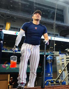 笑顔を見せながら練習に臨む鈴木(撮影･垰建太)