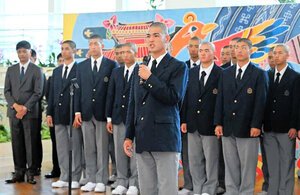 センバツに向けて意気込みを語る山川大雅主将(中央)=13日午前、那覇空港(喜屋武綾菜撮影)