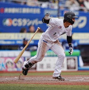 ロッテ対西武　5回裏ロッテ1死満塁、藤原は中適時打を放つ(撮影･小沢裕)