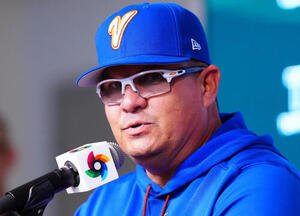 会見に臨むベネズエラのロペス監督(撮影･垰建太)